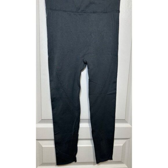 Fabletics Perforated High Waisted Leggings.. Seamless🩶 Charcoal Gray Size M - Picture 3 of 12